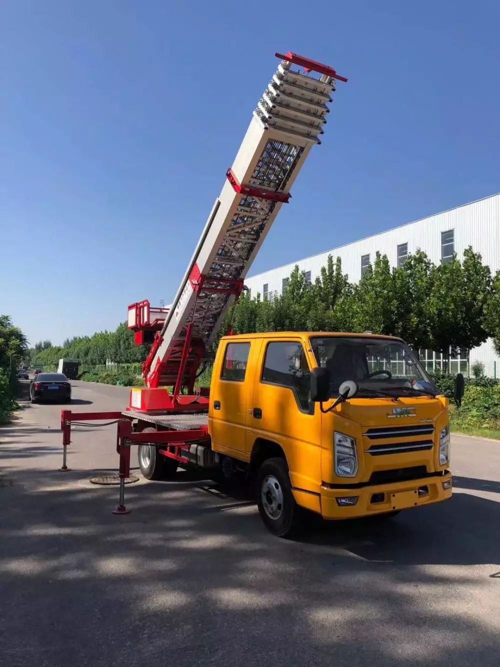 容城县附近的云梯车出租服务：轻松解决高空作业需求