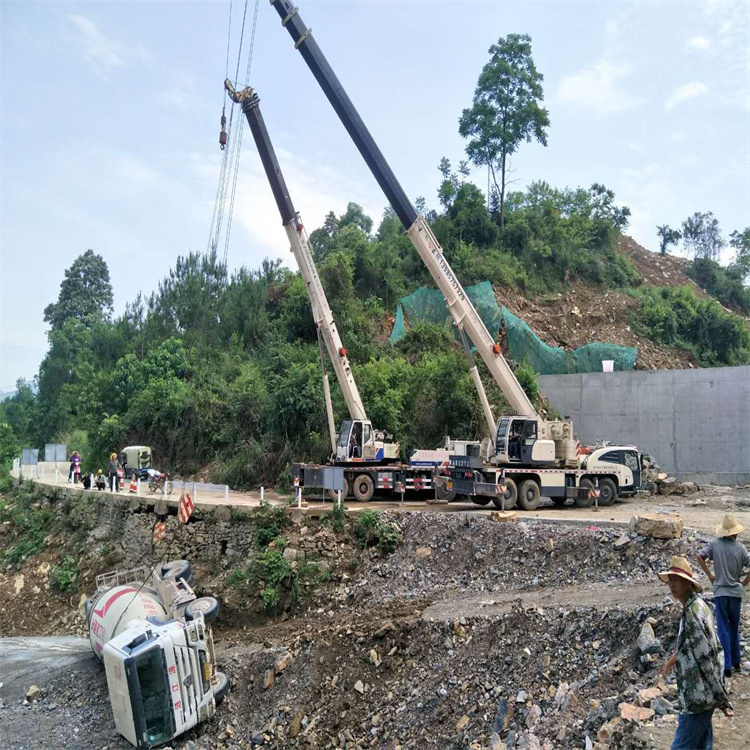 容城县汽车掉沟里叫吊车救援要多少钱